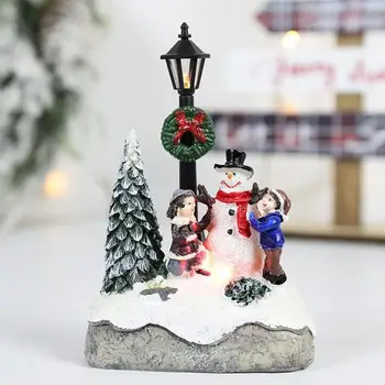 LED Kalėdų kaimo papuošalai Mikropeizažo dervos figūrėlių dekoravimas Kalėdų senelis Pušų adatos Sniego vaizdas Atostogų dovana